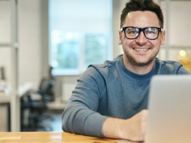 Guy-laptop-in-camera-672x372